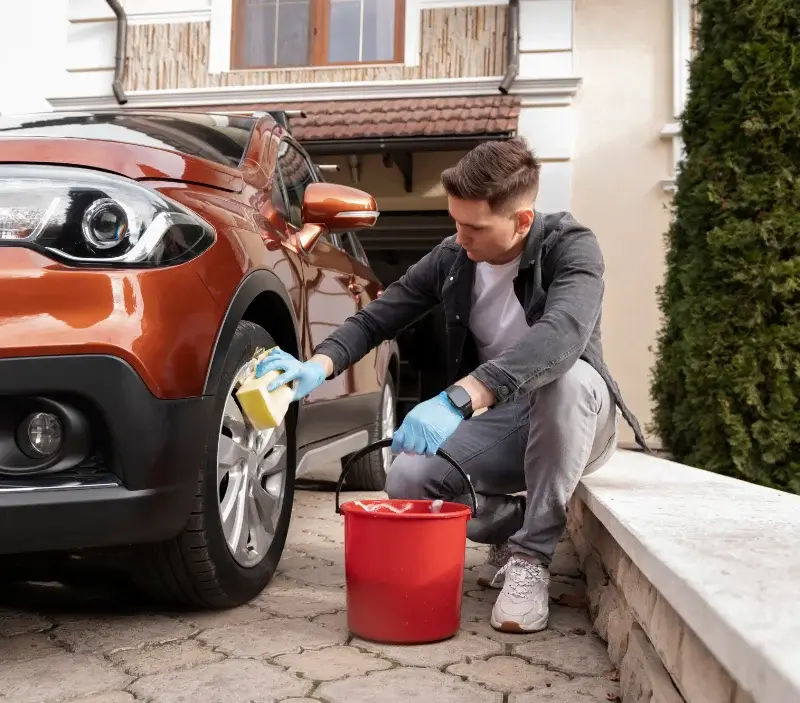 Lavage auto à domicile Bérou-la-Mulotière : professionnel intervenant sur un véhicule